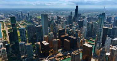 Chicago şehir merkezindeki iş hayatına tepeden bak. Güneşli bir günde devasa bir metropolün engin manzarası..
