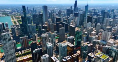 Chicago şehir merkezindeki panorama çok çeşitli güzel binalarla dolu. Güneşli bir günde çarpıcı metropolün üzerinde insansız hava aracı uçuşu.