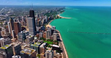 Chicago, Illinois, ABD yakınlarındaki Michigan Gölü manzaralı. Güneşli bir günde metropolün nefes kesici manzarası ve masmavi su manzarası..
