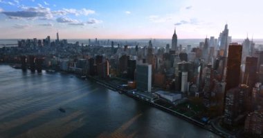 New York şehrinin doğu nehrinin rıhtımındaki manzarası. Alacakaranlıkta kuş bakışı perspektiften yoğun inşa edilmiş bir şehir..