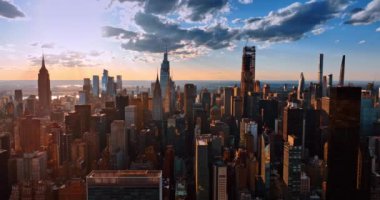 New York 'un nefes kesen manzarası, Amerika' nın altın saati. Güneşin batışının ışığında çarpıcı büyükşehir mimarisi.
