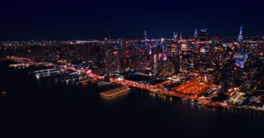Gece, Doğu Nehri 'nin karanlık kısmının üzerinden uçacağız. İnanılmaz bir aydınlatmayla New York şehrinden yavaşça uzaklaşmak.