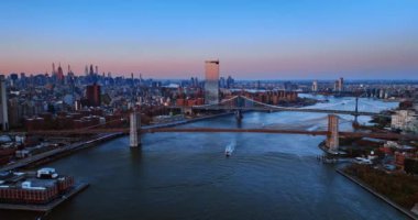 Manhattan Köprüsü 'nün ve East River' daki Brooklyn Köprüsü 'nün manzarası. Alacakaranlık vakti New York manzarası. Hava perspektifi.