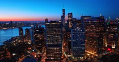New York gün batımından sonra birden fazla ışık yaktı. Canlı şehir, aktif yaşamını alacakaranlıkta sürdürüyor. Üst görünüm.