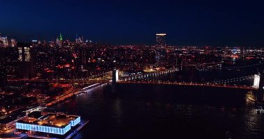 Hiç uyumayan New York 'ta bir gece. Ulaşım hızlı bir şekilde metropolün yol ve köprülerinden geçiyor. Hava perspektifi.