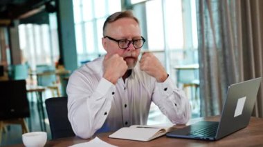 Adam stresli, bitkin ya da işte bunalmış hissediyor. Üst düzey bir çalışan bilgisayarın başına oturur..