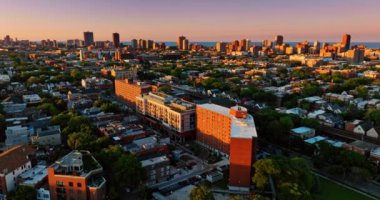 Şikago, Illinois, ABD 'deki yerleşim alanının üzerinde gün batımı. Havadan bakıldığında güzel kulübeler ve yeşil sokaklar.
