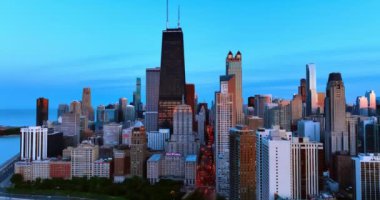 Chicago, Illinois, ABD 'deki çeşitli binaların yükseklikleri. Long Avenue farları değiştirilmiş arabalarla dolu. Metropolis, alacakaranlık manzaralı..