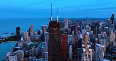 Chicago, Illinois, ABD 'deki Hancock Kulesi' nin antenlerinde yanıp sönen ışıklar. Alacakaranlıktaki Michigan Gölü rıhtımında çok güzel. Üst görünüm.