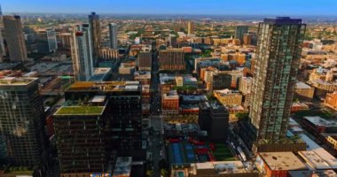 Tepesinde bitkiler büyüyen çok katlı binalara bakın. Şikago, Illinois, ABD 'nin güzel güneşli manzarası..