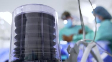 Ameliyat olan hastaya hava pompalanıyor. Akciğer havalandırma makinesinin düşük açılı görüntüsü. Kapat..