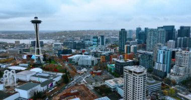 Seattle Panorama, Washington, ABD Uzay İğnesi Kulesi ile. Üstten bakıldığında Amerikan şehrinin simgesi.