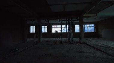 Endüstriyel binada tamamlanmamış karanlık bir oda. İnşaat veya yıkım halindeki bir depo..