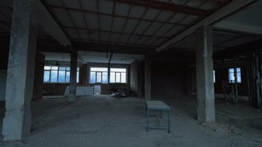 Yapılan ya da yeniden inşa edilen binanın büyük önermesini göz ardı et. İçerisi biraz enkaz ve iskeleyle dolu..