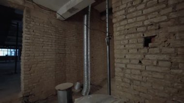 Tuğla duvar koridoru yeni inşa edilmiş. Bitmemiş binanın içinde bir yürüyüş..
