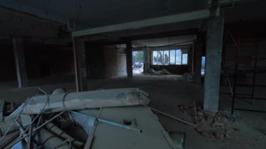 Önerme sırasında içeride bırakılmış eski malzeme yığını. Eski bir binanın yeniden inşası yeni bir binaya dönüştü..