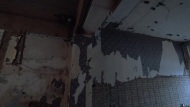 Duvarlarda alçı ve duvar kağıtları vardı. Onarılan, yıkılan ya da yeniden inşa edilen bir odanın içi..