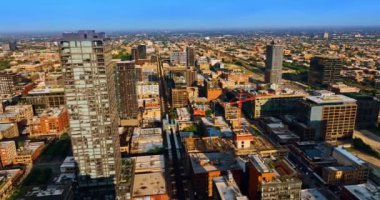 Parlak güneş büyük şehrin manzarasını aydınlatıyor. Chicago şehir manzarası havadan bakıldığında. Gündüz ABD metropolü.