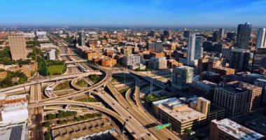 Güneşli bir günde Şikago, Illinois, ABD 'de yoğun bir kavşak. Metropolis 'te otoban ve otobanda birden fazla araba çalışıyor. Üst görünüm.
