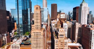 Chicago şehir merkezindeki eski ve modern yüksek binalar. Bulvarın yukarısındaki muhteşem gökdelenlerin arasında İHA uçuşu.