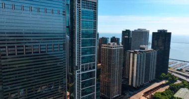 Modern cam ve beton kuleler. Ayna pencereli gökdelenler boyunca uçmak.