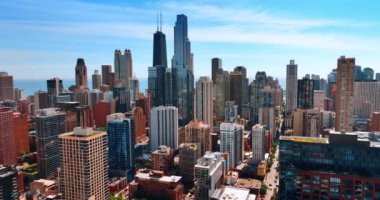 Modern çağın mimarisi Chicago, Illinois, ABD. Şehir merkezinden yükselen çarpıcı gökdelenler. Hava görünümü.