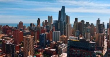 Chicago, Illinois 'in modern şehir merkezindeki gökdelenler ve yüksek binalar. Arka planda mavi gökyüzü ve su manzarası.