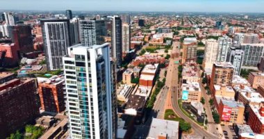 Modern Chicago, Illinois, ABD kentsel manzarası. Şehir merkezindeki yüksek binalar, şehrin alçak manzarasından göze çarpıyor..