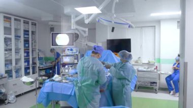 Ameliyatlı ameliyathane. Operasyon odasının kapısındaki pencereden bir görüntü..