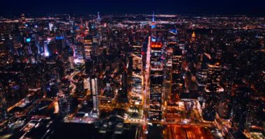 Göz kamaştırıcı binalar ve New York 'un aydınlık caddeleri, Birleşik Devletler. Geceleri metropolün engin manzarası.
