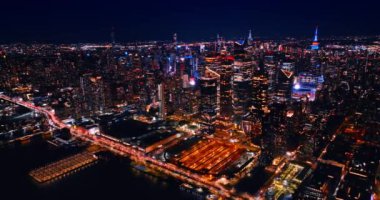 New York 'un aydınlık caddeleri gidip gelen arabalarla doludur. Canlı havanın havası geceleri hiç uyumayan şehir..
