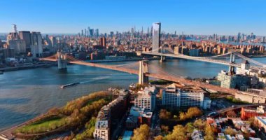 Manhattan ve Brooklyn Köprüleri 'ne yakın bir yerde uçuyorlar. Arkaplanda göz kamaştırıcı gökdelen silüeti.