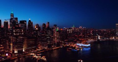 Doğu Nehri kıyısı manzarası göz kamaştırıcı bir aydınlatma ile. Hiç uyumayan New York, ABD 'nin gece silueti..