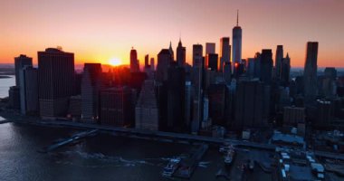 New York, ABD 'nin siluetinin ardında güneş batıyor. Şehrin gökdelenlerinin hava manzarası altın saatinde güneş ışınlarıyla aydınlandı..