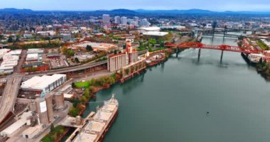Portland, Oregon, ABD 'deki Temco ihracat terminali. Willamette Nehri 'nin limanındaki hava manzarası ve üzerinde köprüler var..