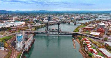 Portland 'daki Willamette Nehri' ndeki köprüler. Şehrin manzarası ve arka planında dağlar var. Üst görünüm.