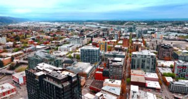 Portland, Oregon, ABD 'nin engin panoramasından geçiyoruz. Willamette Nehri 'nin üzerinde duran büyük şehir manzarası.