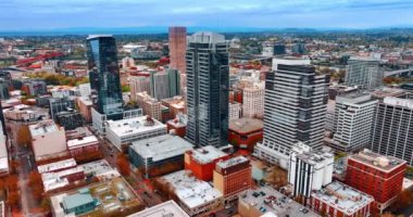 Portland, Oregon, ABD 'de aynalı pencereleri olan çok güzel binalar. Metropolün tepeden manzarası.
