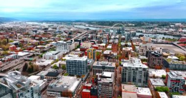 Amerikan şehrinin panoramasında çok katlı apartmanlar. Portland, Oregon 'da, Willamette nehrinin yakınlarında..