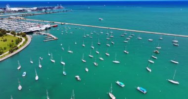 Şikago, Illinois, ABD 'nin rıhtımına demirlemiş birden fazla yat var. Michigan Gölü 'ndeki Donanma İskelesi' ne tepeden bak..