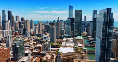 Chicago şehir merkezinin güneşli yaz gününde muhteşem manzarası. Metropolün modern binaları gök kubbenin arka planında. Hava görünümü.