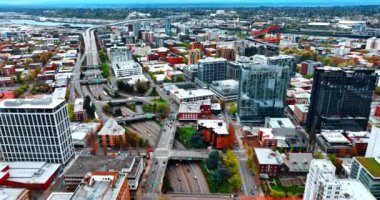 Çok şeritli otobanlar üzerinde, üzerinde otobanlar olan bir uçuş. Portland, Oregon, ABD 'nin şehir panoraması..