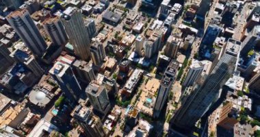Ağır çekimde Chicago, Illinois, ABD manzarasına iniyoruz. Kuş bakışı farklı mimariye sahip modern şehir manzarası.
