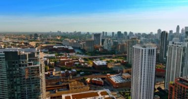 Gündüz vakti Chicago manzarası. Düşük binaların üzerinde uçan insansız hava aracı yüksek binaların arasında..