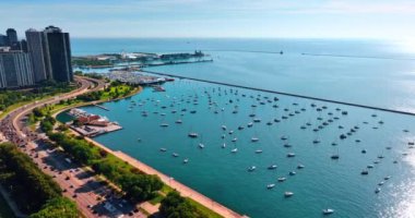 Michigan Gölü Lakefront, Chicago, Illinois, ABD. Yoğun otoyolların ve donanma rıhtımının üzerinde sayısız botla İHA uçuşu.