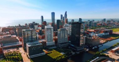 Michigan Gölü 'nün kıyısındaki Chicago şehir merkezine yaklaşıyoruz. Gündüz güneşli manzara tepeden.