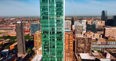 Panoramik pencereli yüksek katlı binada uçuş. Güneşli bir günde havadan Chicago manzarası.