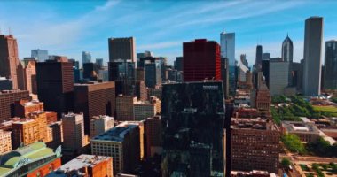 Amerika Birleşik Devletleri Chicago, Illinois 'deki Roosevelt Üniversitesi' nin aynanın yanındaki insansız hava aracı uçuşu. Millennium Park 'ın en tepeden görüntüsü.