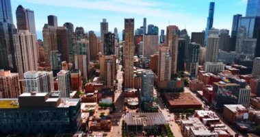 Modern Chicago, Illinois, ABD 'nin yaşam tarzı. Mimari şekillerin çeşitliliği ve şehir manzarasındaki kararlar tepeden tırnağa.