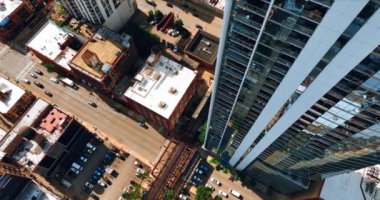 Gökdelenlerin yüksekliğinden sokakları görmek nefes kesici. Chicago, Illinois 'de kuşbakışı bakış açısıyla yollara ve hareket eden trene bakıyorum..